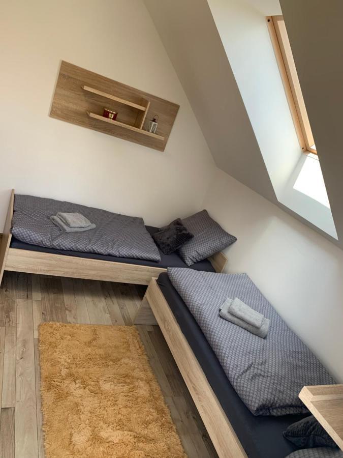 Cozy 2-Bedroom Vacation Apartment With Entire Top Floor Gaj  Kültér fotó