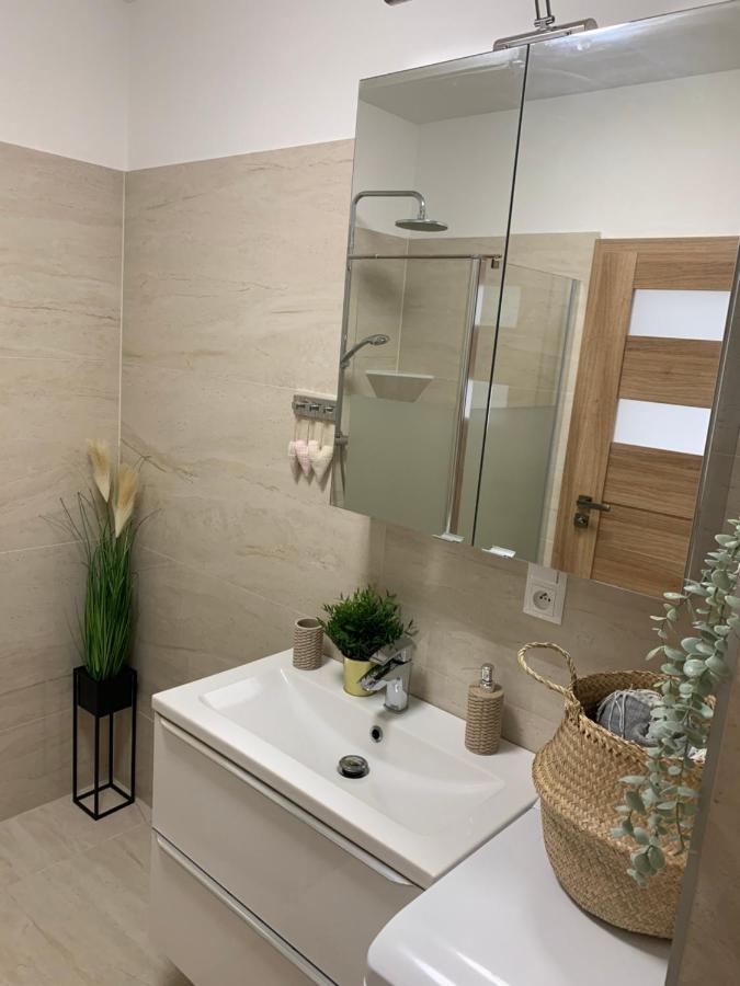 Cozy 2-Bedroom Vacation Apartment With Entire Top Floor Gaj  Kültér fotó