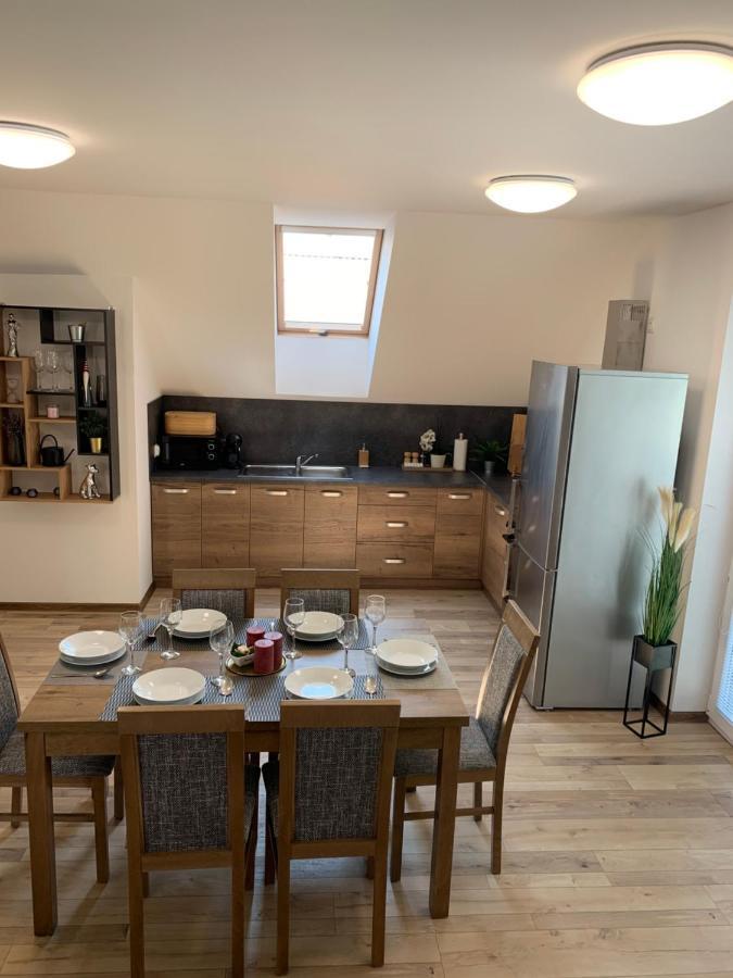 Cozy 2-Bedroom Vacation Apartment With Entire Top Floor Gaj  Kültér fotó