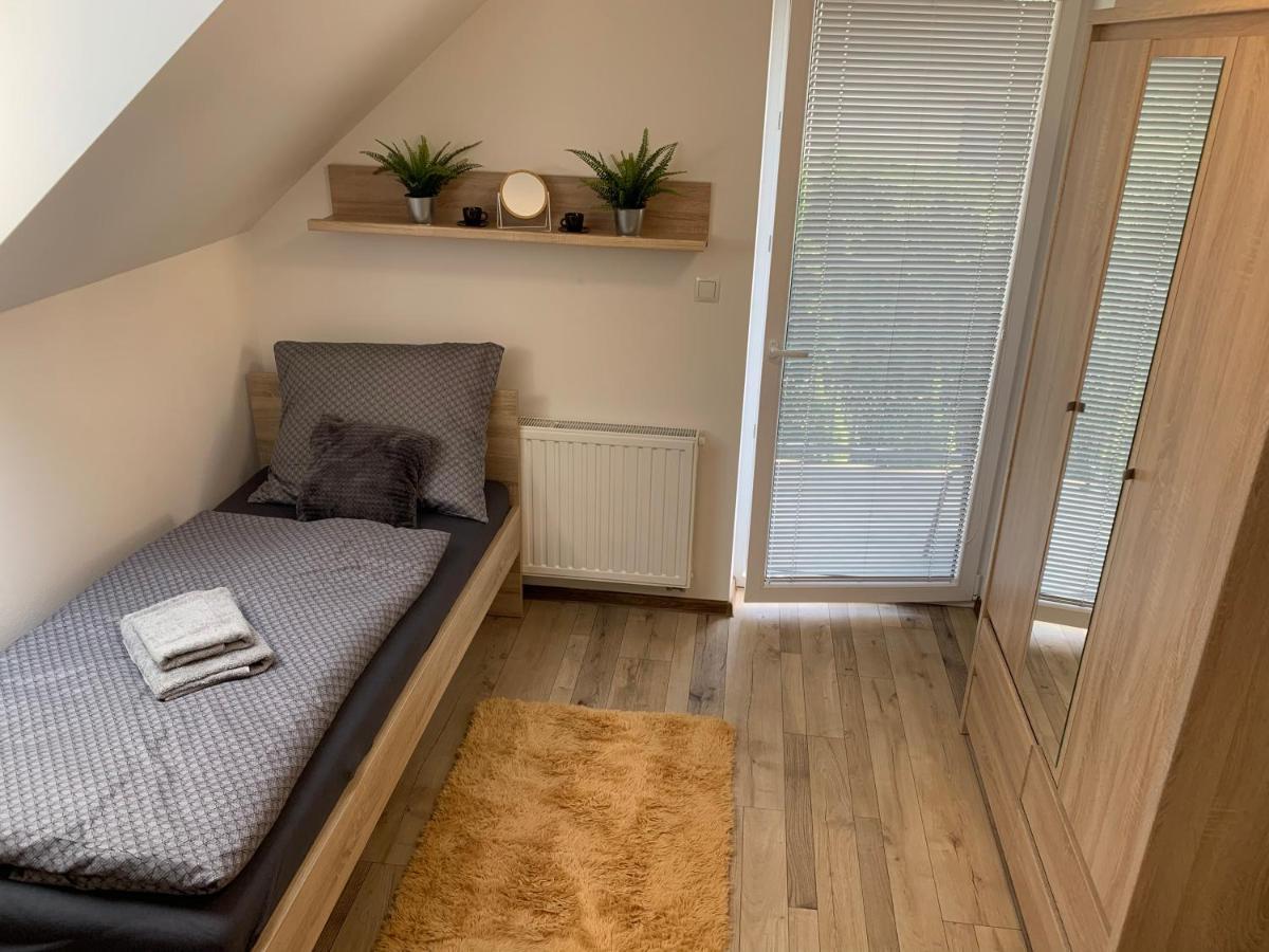 Cozy 2-Bedroom Vacation Apartment With Entire Top Floor Gaj  Kültér fotó
