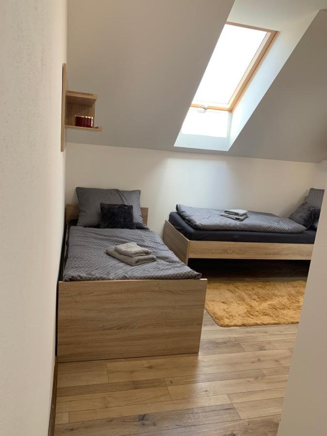 Cozy 2-Bedroom Vacation Apartment With Entire Top Floor Gaj  Kültér fotó