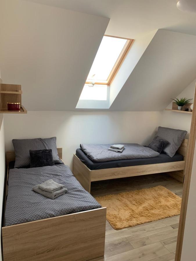 Cozy 2-Bedroom Vacation Apartment With Entire Top Floor Gaj  Kültér fotó