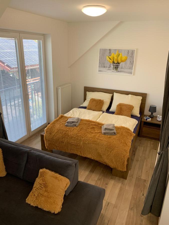 Cozy 2-Bedroom Vacation Apartment With Entire Top Floor Gaj  Kültér fotó